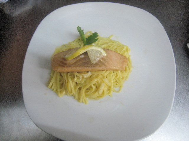 Lachs auf Nudelbett
